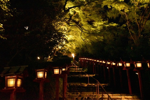 貴船神社の参道の朱色の春日灯籠が美しい