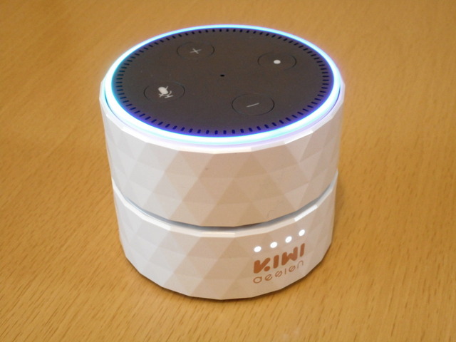 Echo Dot専用の「KIWI design Dot（Newモデル）用充電台バッテリーベース」。裏面に給電用の短いUSBケーブル、電源スイッチ、バッテリー充電用のmicroUSBコネクターを備える