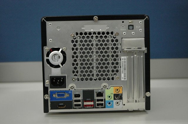 背面にはHDMI端子、S/PDIFの出力端子、USB2.0ポート×4、IEEE1394ミニポート、eSATAのポートなど。通常の音声端子も出力だけで4種類と充実。