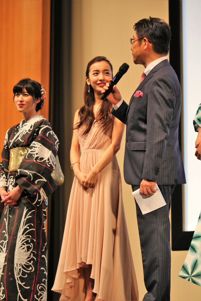 板野友美、「熱海国際映画祭」レッドカーペットに浴衣で登場