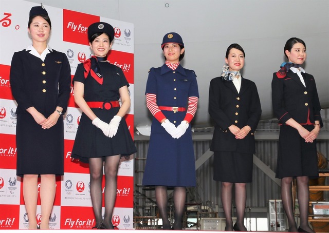 JALの歴代制服を着たCA【撮影：小宮山あきの】