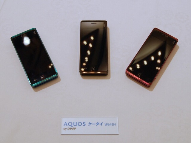 　KDDIと沖縄セルラーは27日、秋冬商戦向けのau携帯電話を7モデル発表した。映像の「究極美」を追求した3モデルと、スポーツやファッションなど「ライフスタイル」を追求した4モデルとなっている。