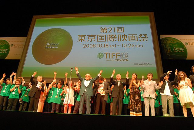 グリーンのTシャツを着たボランティアクルーとともTIFF2008閉幕に手を振る依田巽チェアマンほか受賞者、審査員