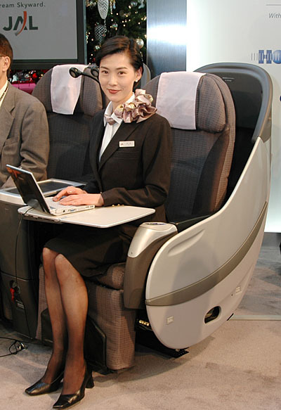 　日本航空インターナショナル（JAL）は25日、飛行機内インターネット接続サービス「JAL SkyOnline」の体験イベントを東京駅前の丸ビル1F特設ブース「マルキューブ」で開催した。会期は、28日までの4日間。
