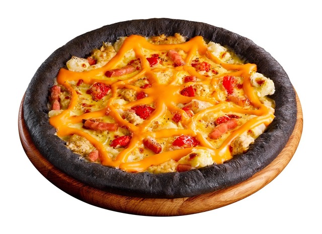 フチ黒っ！ピザハットから竹炭入りのピザ「ハロウィンブラック」が登場