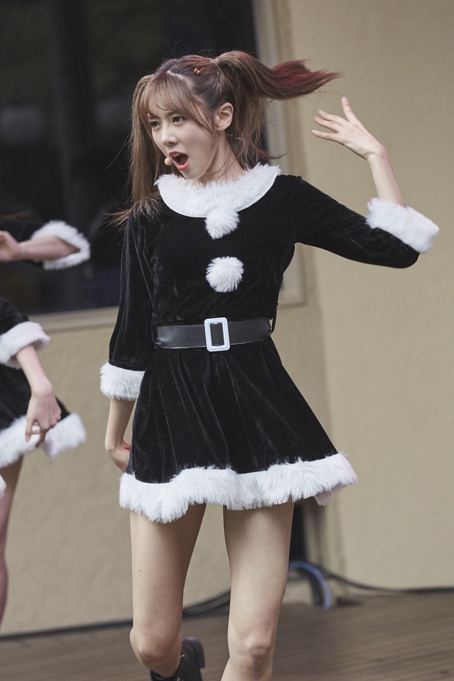 黒サンタ衣装で登場！Dreamcatcher、日本デビュー記念ライブで一足早いクリスマスプレゼント
