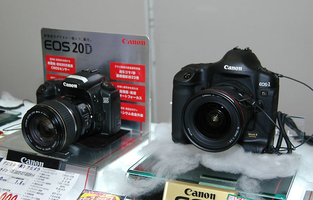 11月27日発売したEOS-1Ds Mark IIや、EOS 20D、EOS Kiss Digitalなどを展示