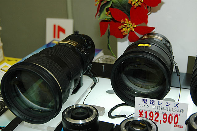 ニコンのレンズ群が勢ぞろい。写真右は、AF-S VR Nikkor ED 200mm F2G（IF）。左は、VRなしのサンニッパ。VR付きのサンニッパは2005年1月発売で出品されず