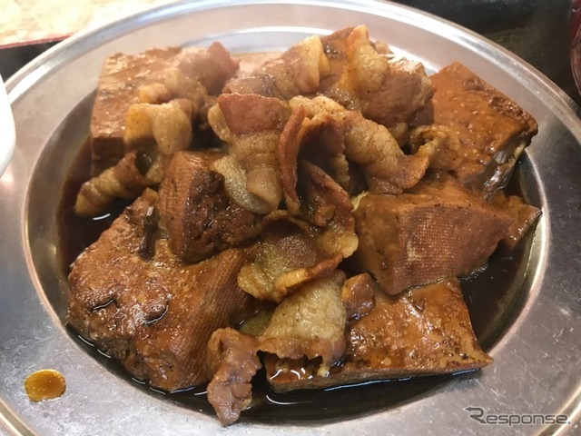 濃いめに煮込まれた肉豆腐。もつ煮とも味のコントラストも絶品だ。つい飯が進む。