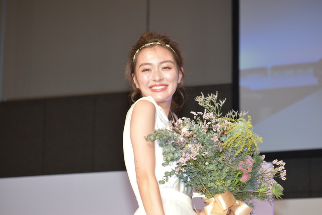 内田理央、ウェディングドレスに喜びつつ婚期を心配？「超遠のいてそうです（笑）」