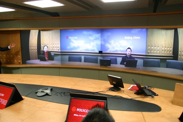 RPXシリーズのデモ：4台のカメラによる映像をフラットな4面スクリーンに映し出す。人物が会議室内を移動しても、切れ目や段差もなく再生される。接続先はポリコムの中国オフィス