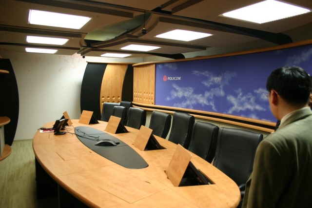 ローカルの会議室の様子：中国側もまったく同じ内装のシステムだそうだ