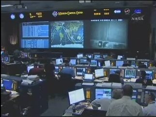 　NASA TVは、宇宙ステーションとのドッキングを解除したエンデバーの様子を中継した。軌道を飛行するシャトルの下には、地球がはっきりとうつっていた。