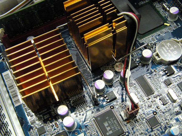 メモリスロットはひとつのみ。CPUとチップセットにはヒートシンクがついていて、チップセット側のヒートシンクにシステムファンがついています