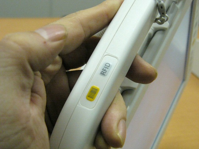 バーコード、RFIDのボタンは取っ手部分にも搭載されている