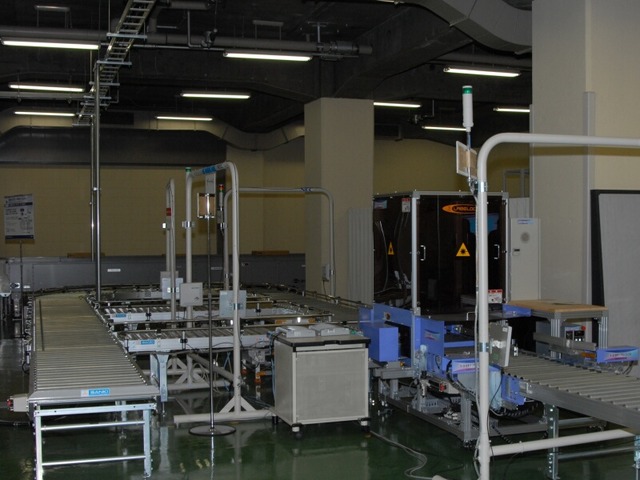 NEC RFIDイノベーションセンターには、RFIDに関するさまざまな機器が設置してあり、実験やテストが行える。これは、RFIDを用いた仕分け機