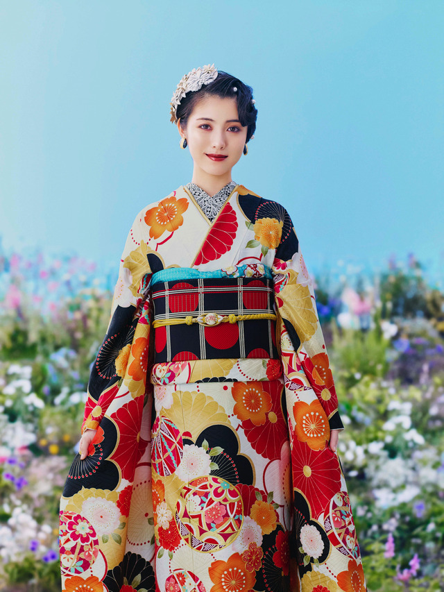 浜辺美波、振袖姿披露！来年の成人式前に「初めての一人旅をしてみたい」