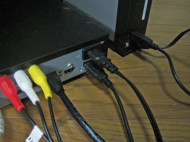外付けHDDは電源ケーブル下のUSBポートに接続