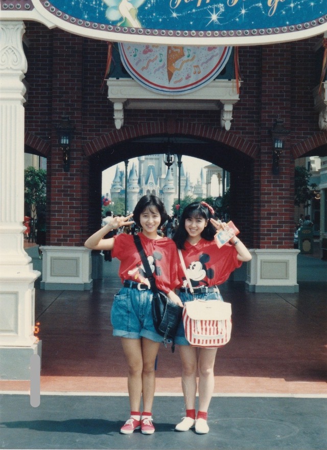 ディズニーで双子コーデ 西村知美 渡辺美奈代とのjk時代の2ショット公開 1枚目の写真 画像 Rbb Today