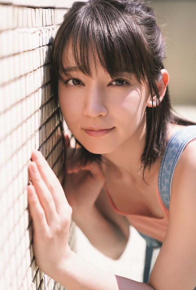吉岡里帆、グラビア撮影で夏を満喫！『blt graph.』表紙登場