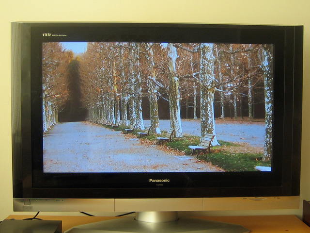 デスクトップPCに保存してある映像が、リビングの37型液晶テレビに映し出される