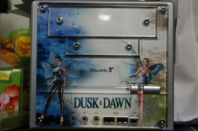 NVIDIA社の妖精のキャラクターを塗装したキューブ。リビングもマッチするようなコンセプトモデルです