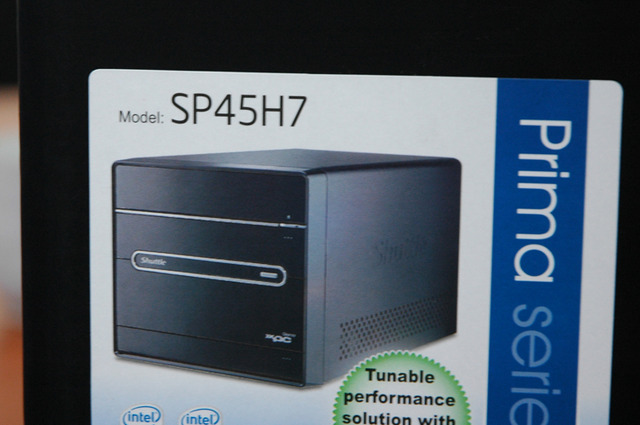 2009年に向けてのメインストリームモデル「SP45H7」の外箱。省スペースでありながら、よりタワー型PCに近いハードウェア構成を実現できるそうです。