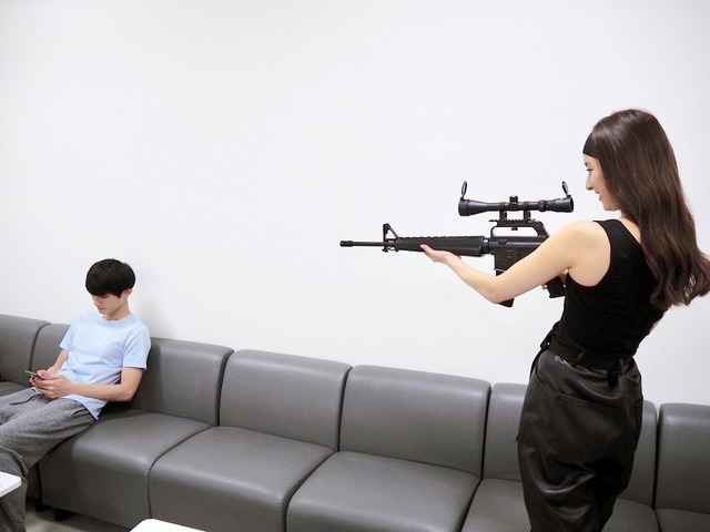 新木優子が“ランボー風”タンクトップ姿で狙い撃ち！銃を手にしたショットに「かっこいい」の声！