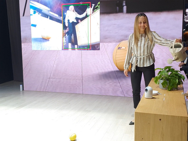 サムスン、ボール型で自走する生活アシスタントロボット「ボーリー」を公開