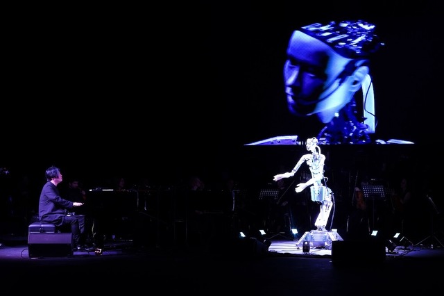 人間のオーケストラを指揮して歌うアンドロイドオペラ「Scary Beauty」UAE公演開催