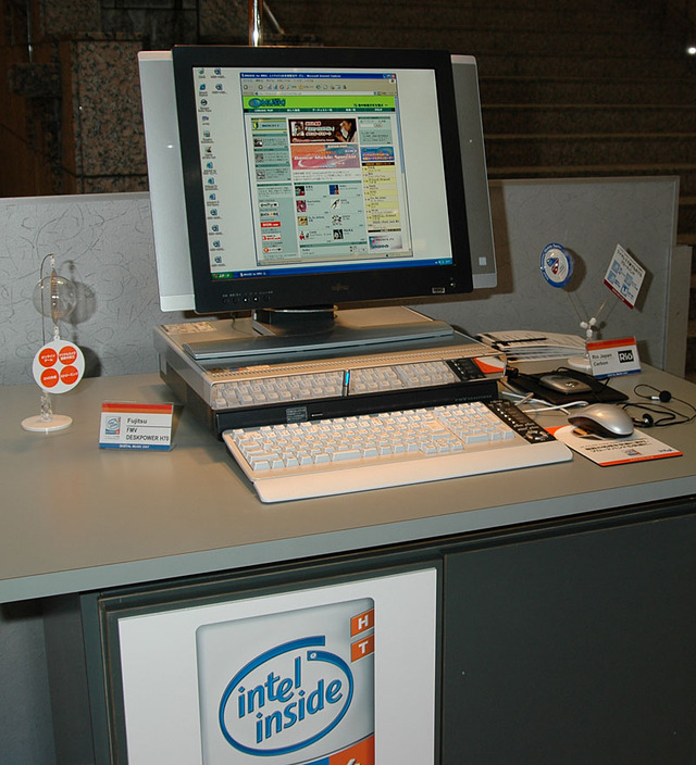 富士通のデスクトップPC「FMV DSEKPOWER H70」とリオ・ジャパンのHDD搭載デジタルオーディオプレーヤー「Rio Carbon」