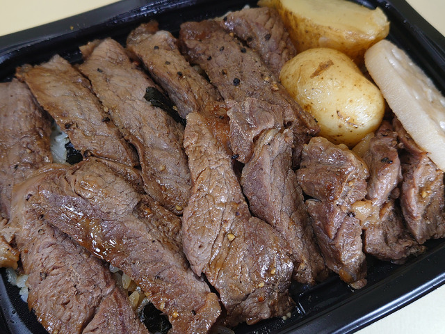 「今日はご飯で肉をガッツリ食うぜ！」という日にオススメな、大戸屋「サーロインステーキ重」