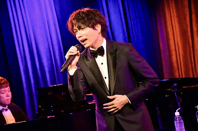 山崎育三郎、初の生配信ライブで「絶対明るい未来が待ってるから」と涙