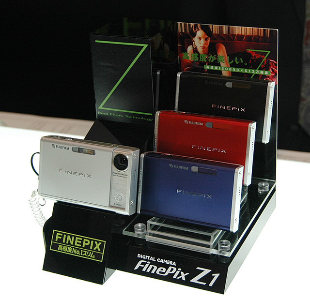 FinePix Z1のカラーバリエーションは、シルバー、ブラック、ブルー、レッドの4色