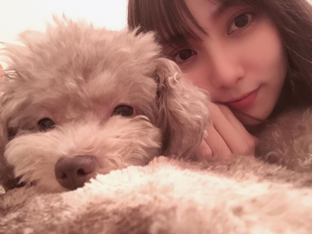 石川恋、愛犬と“同じ顔”のツーショットを公開！「なんか似てる」「癒される」