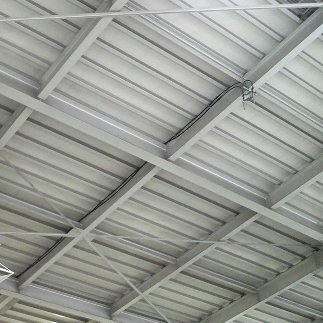 品川駅構内で見つけたアンテナと、左側から伸びてきているアンテナケーブル