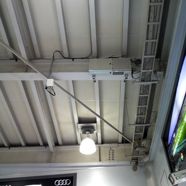 品川駅構内で見つけた基地局。左側にアンテナらしき物が設置されている