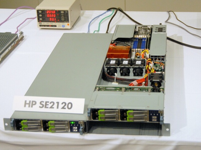 HP SE2120。1Uサーバと比べて幅は半分だが、奥行きは同じだ