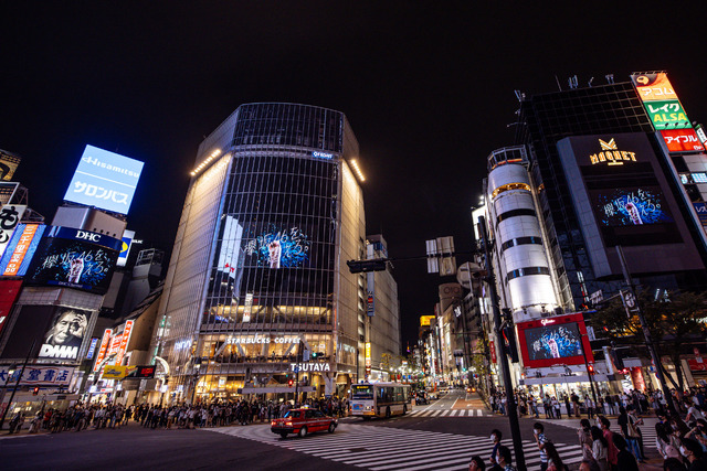 渋谷駅前の街頭ビジョンでの発表の様子