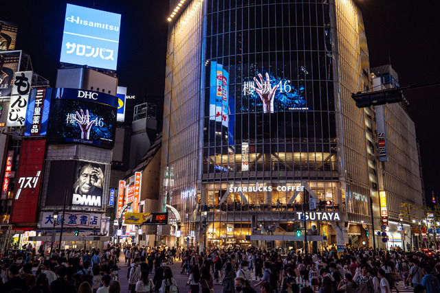 渋谷駅前の街頭ビジョンでの発表の様子