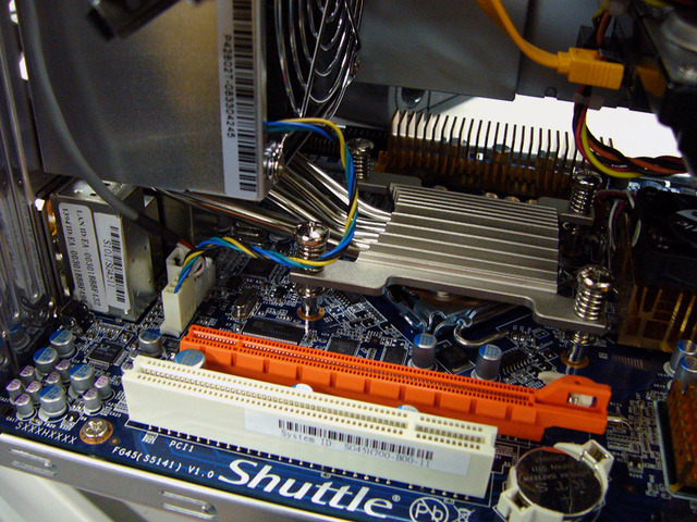 拡張スロットはPCI、PCI Express（x16）がそれぞれ1スロットずつ