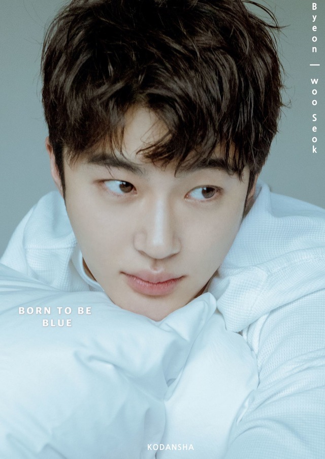ビョン・ウソク初写真集『BORN TO BE BLUE Byeon Woo Seok』（講談社）