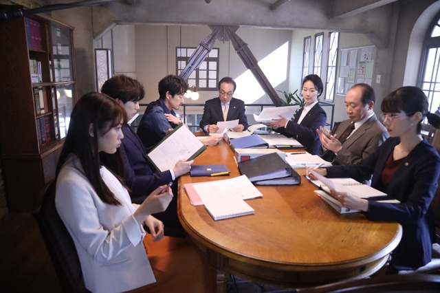 竹野内豊が11年ぶり“月9主演”！クセ者裁判官が真実を裁く『イチケイのカラス』が今夜放送!