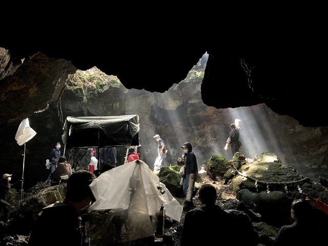 火山洞窟での撮影の様子　