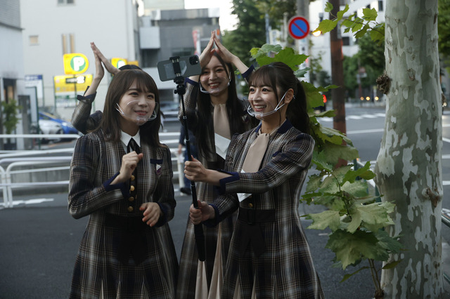 乃木坂46メンバー、全国の「～坂」駅にポスター貼りに！初のベストアルバム発売