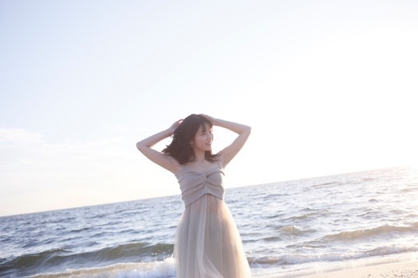 AKB48・横山由依卒業メモリアルブック『深夜バスに乗って』（発行：光文社、撮影：桑島智輝）