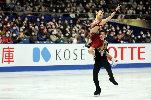 高橋大輔・村元哉中ペア(Photo by Atsushi Tomura - International Skating Union/International Skating Union via Getty Images)