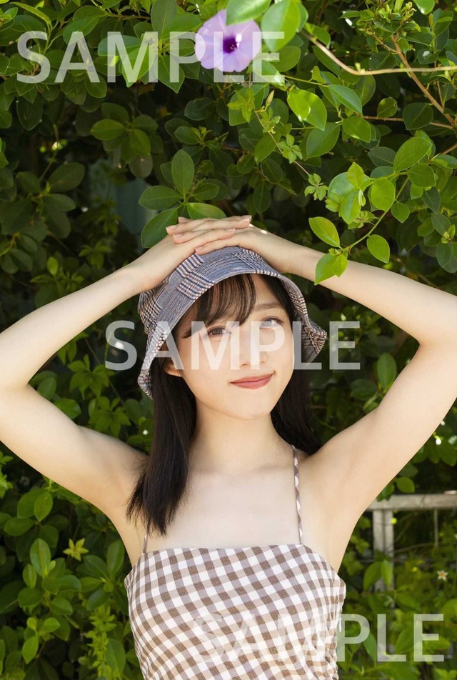 AKB48・小栗有以ファースト写真集『君と出逢った日から』HMV限定特典ポストカード（撮影：細居幸次郎、発売：小学館）