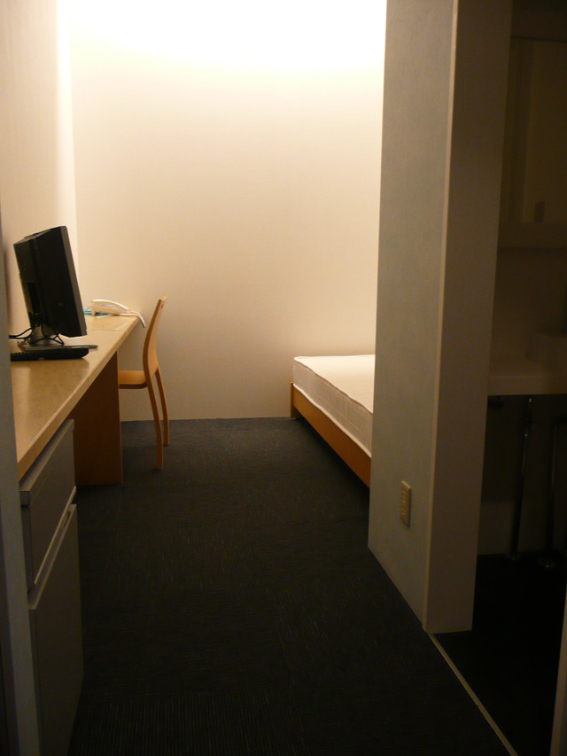 アメニティスペースと仮眠室。ビジネスホテルのシングル程度の広さがあり、テレビやシャワーも備えている