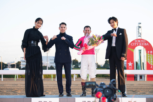 東京大賞典を勝利した M・デムーロ騎手と弟の C・デムーロ騎手、菜々緒、志尊淳との記念撮影